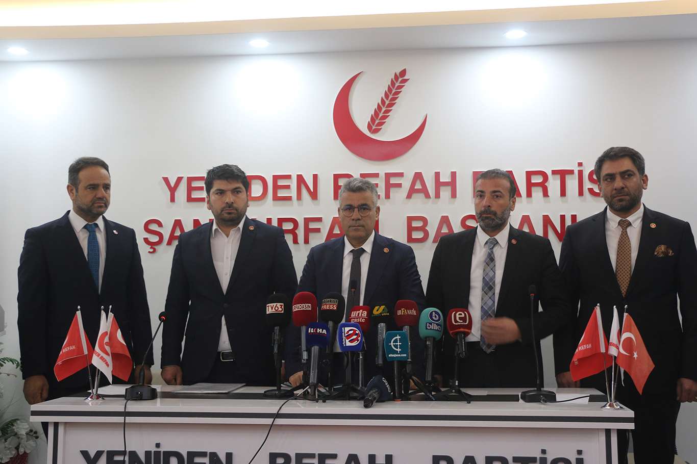 Yeniden Refah Partisi Şanlıurfa İl Başkanı ve teşkilat üyeleri istifa etti Yeniden Refah Partisi Şanlıurfa İl Başkanı ve teşkilat üyeleri istifa etti